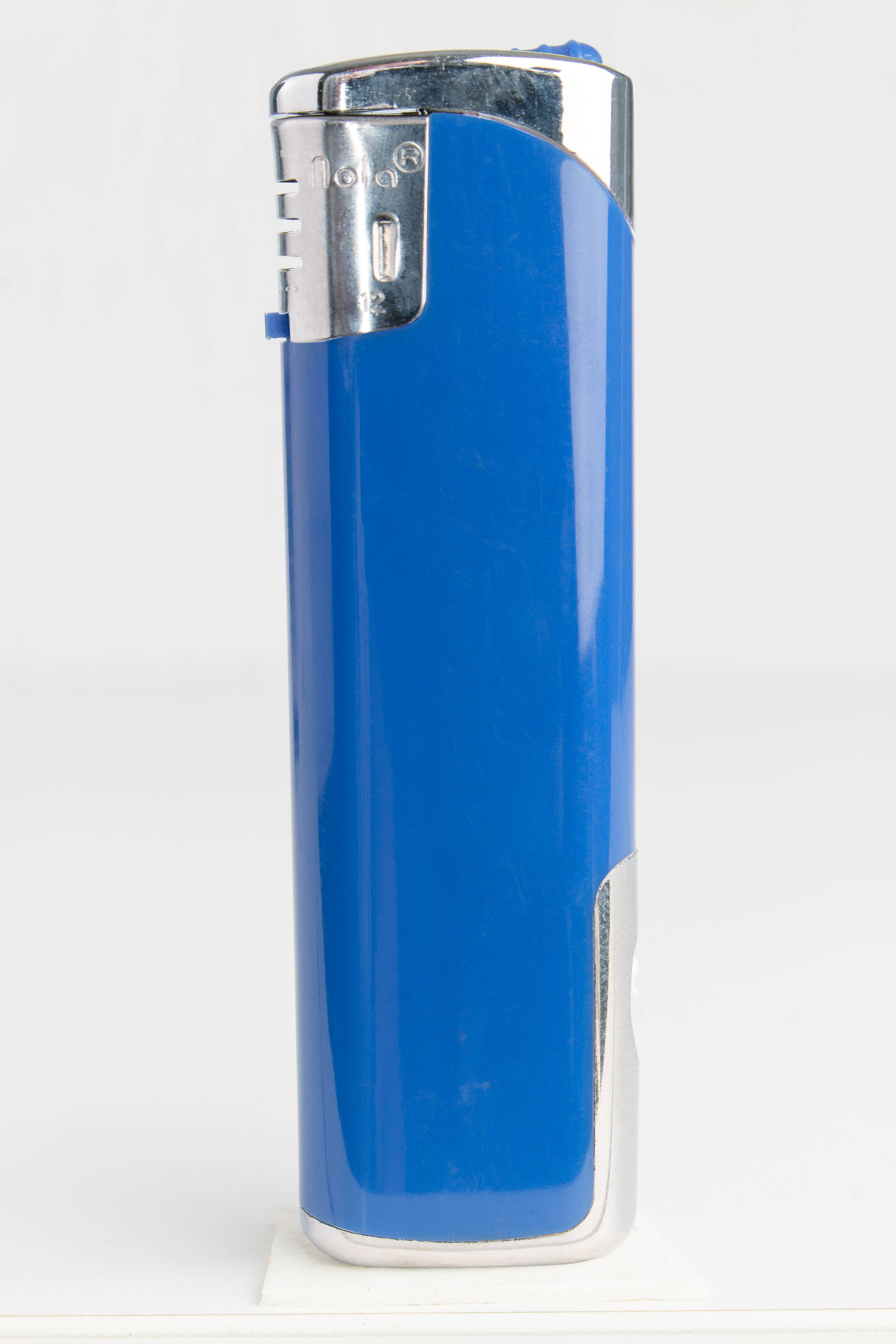 Nola 12 Elektronik Feuerzeug LED blau nachfüllbar glänzend blau, Kappe und Drücker chrom mit blau